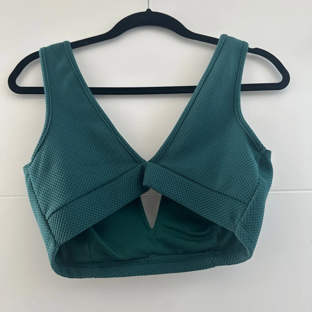 Windsor Green Deep V Neck Sleeveless Crop Top |
NWOT Size M - Picture 9 of 11